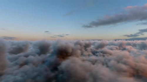 Unendlicher Flug über der Filmmusik Dämmerung Wolken Sonnenuntergang Hintergrund Nahtlose Schleife V04