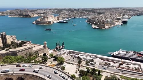 Flight towards the three cities in Malta (Vittoriosa, Senglea, Cospicua)