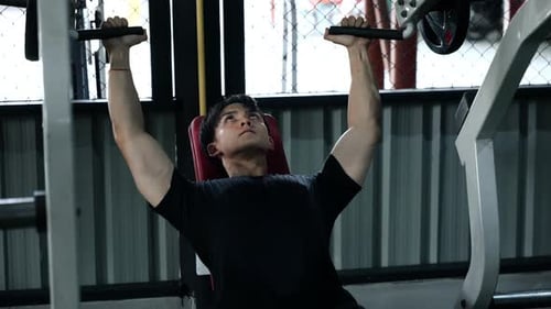 Muskulöser gesunder Mann, der Sport im Fitnessstudio trainiert