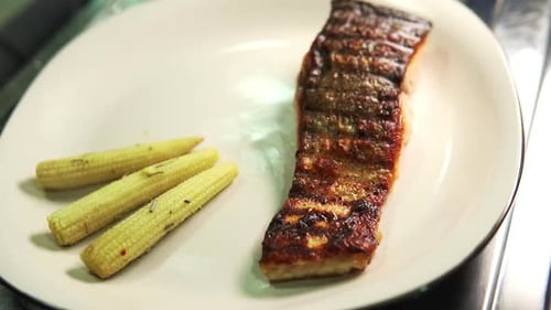 Latido de preparación del plato de filete de salmón