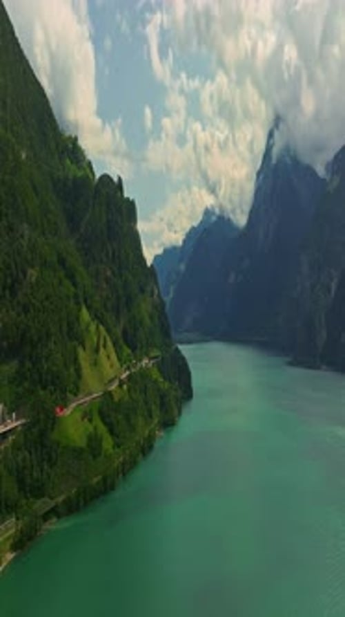 Transporte acuático en Suiza Navegando por un lago suizo Vista aérea de un barco de vapor en el lago Interlaken