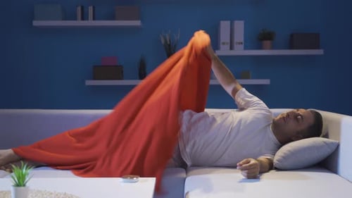 Un hombre pensativo con problemas no se va a dormir.