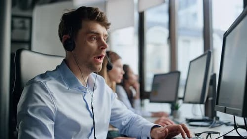 Technischer Support Gespräch Kunde im Büro Nachdenklicher Mann Spezialist beim Tippen am Computer