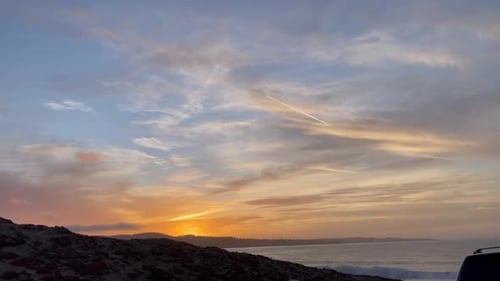 Coucher de
soleil sur l'océan. Nuages Théâtral au-dessus des vagues déferlantes de la péninsule de Monterey Bay, en Californie
(États-Unis)