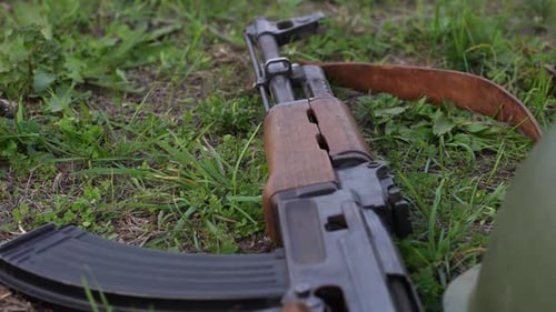Maschinengewehr auf dem Boden 50