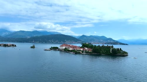 Vista aérea de Isola Superiore ou Isola Dei Pescatori ou Ilha dos Pescadores em Borromeu