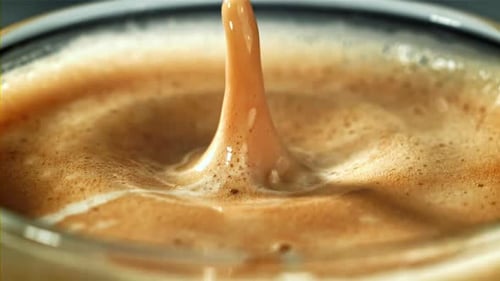 Falling Drop in a Tasse of Coffee Filmé par une caméra à haute vitesse à 1000 images par seconde
