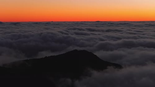 Bergsilhouette aus der Luft über der Wolkeninversion auf der Insel Madeira