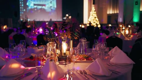 O evento de festa de Ano Novo da VIVID é decorado com belos detalhes nas mesas e iluminação colorida