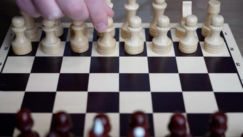 Schach spielen in Nahaufnahme. Hände eines selbstbewussten Geschäftsmannes, der Schach spielt.