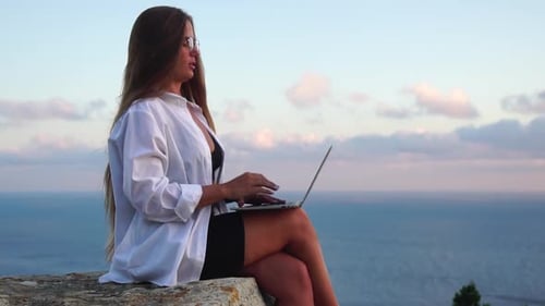 Frau Laptop Meer arbeitet aus der Ferne an der Küste Glückliche erfolgreiche Frau Freiberuflerin arbeitet an