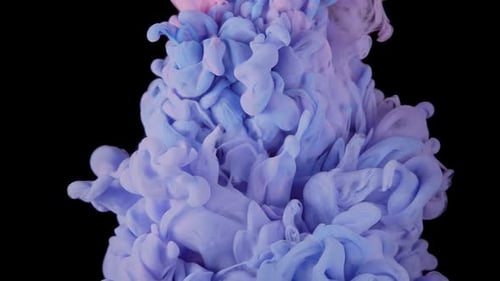 Explosión de colores vibrantes, mezcla artística fluida de gotas de pintura de tinta azul y rosa que evocan un paraíso abstracto en