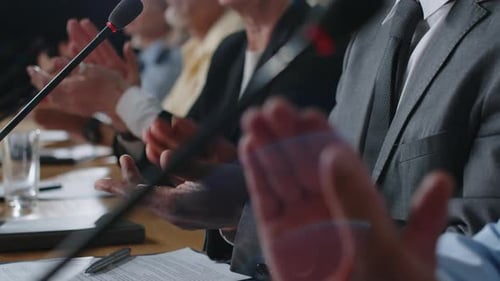 Les participants à la conférence de presse applaudissent
