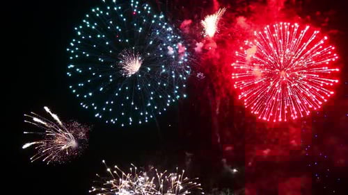 Hermosa celebración abstracta colorida exhibición de fuegos artificiales en el fondo nocturno