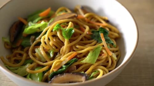 macarrão yakisoba frito com vegetais