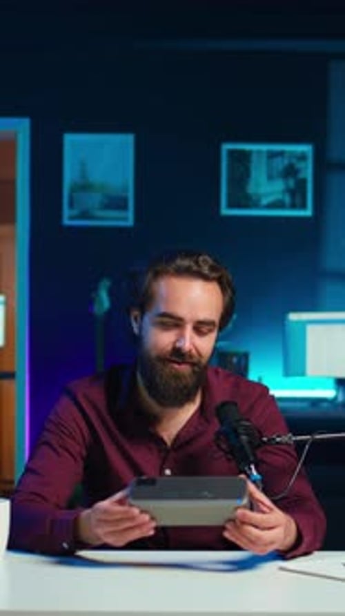 Vídeo vertical: Jolly Influencer presenta un dispositivo de reproducción de música