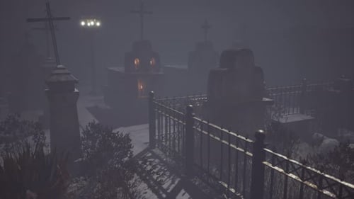 Très vieux cimetière brumeux et effrayant dans le brouillard la nuit