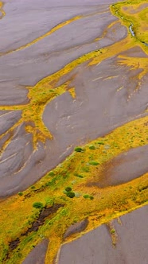 Vue aérienne spectaculaire de rivières tressées traversant le terrain volcanique de l'Islande