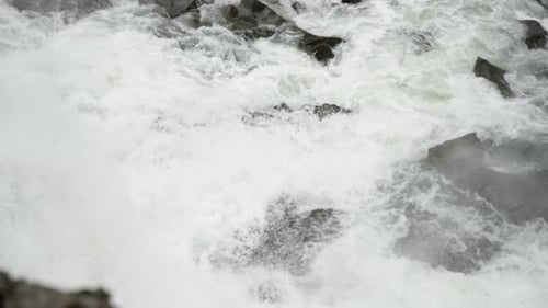 Plan rapproché de majestueuses cascades qui surplombent les rochers de la rivière et forment des rapides d'eau vive.