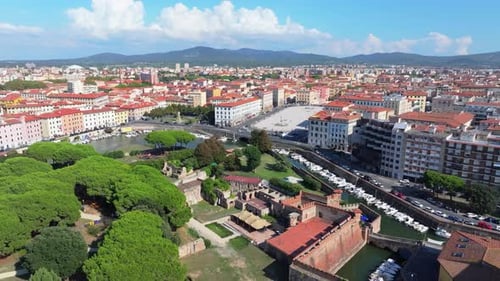 orbite partielle de l'extrême est de Livourne, en Italie, près d'un vieux fort jusqu'à la région montagneuse de l'intérieur de la Toscane