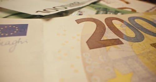 Hintergrundvideo, Nahaufnahme von Geld verschiedener Nennwerte der Euro-Währung