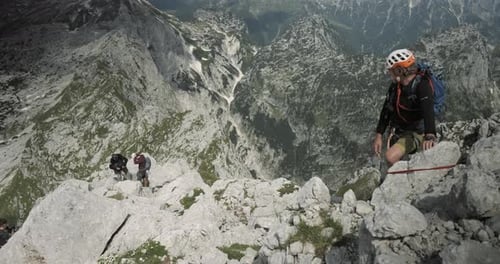 Eine Aufnahme von Wanderern, die den Berg hinaufklettern, Vogelperspektive, toller Blick ins Tal.