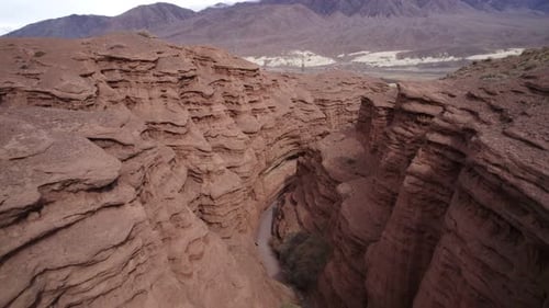 Über eine Bodenverwerfung fliegen, eine Schlucht in Red Rocks
