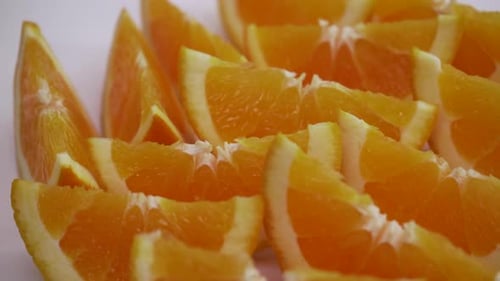 saftige Orangenscheiben, Keile, isoliert auf weißem Hintergrund, stabile Bewegung, frisches Obst mit hohem Vitamin C-Gehalt,