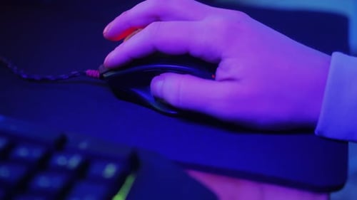 Gamer Mann tippt auf Tastatur mit Hintergrundbeleuchtung Nahaufnahme Mann spielt Videospiel Männliche Hände drücken Knöpfe
