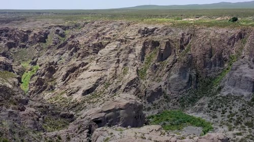 Drohne fliegt durch die Klippen und Felsformationen des Canyons Atuel