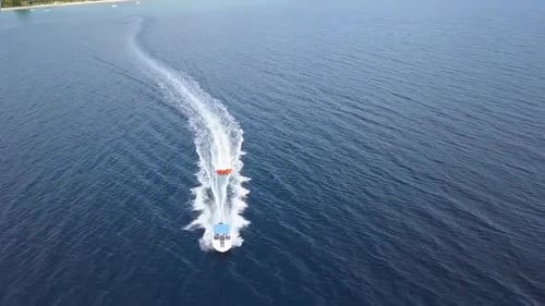Vídeo aéreo con un dron de deportes acuáticos extremos en lancha motora