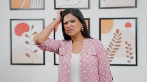 Mujer india moderna confundida