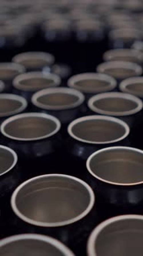 Cómo mover latas de cerveza de aluminio en una cinta transportadora en Brewing Company Closeup