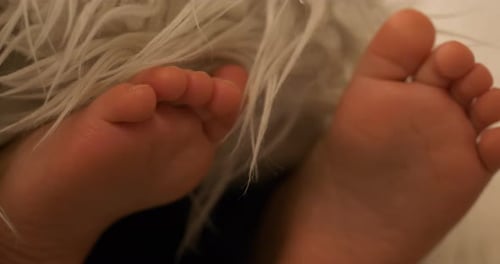 Jolis pieds de bébé endormis - gros plan