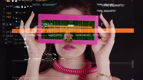 Frau mit Videobrille mit Codierung