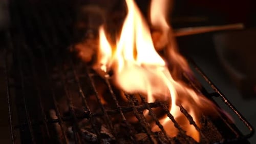 Brennendes Feuer der Holzkohlezubereitung