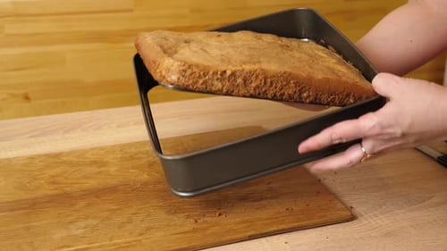09sm. Remove the baked cake from the mold. Slow motion.