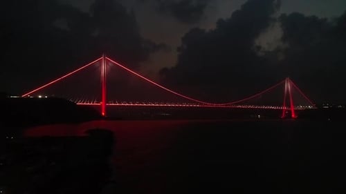 Blick auf den Istanbuler Bosporus bei heller Nacht