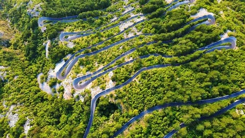 Estrada sinuosa: serpentina de Lovcensky com curvas perigosas que levam ao topo do Montenegrino