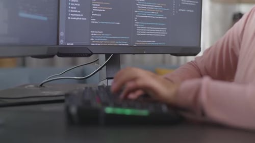 Mains de programmeuse tapant sur un ordinateur de bureau créant une application de développement d'une Appli d'ingénieur logiciel