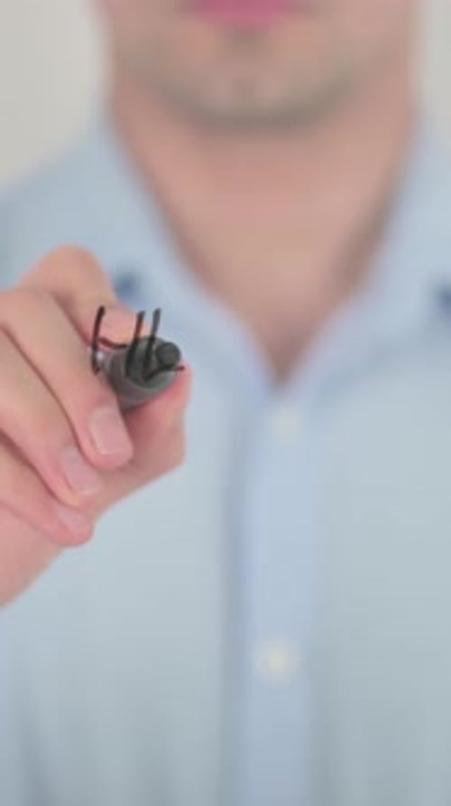 Von zu Hause aus arbeiten, Mann schreibt auf transparentem Bildschirm, vertikales Video