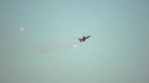 Kampfflugzeug demonstriert bei klarem Wetter am Himmel