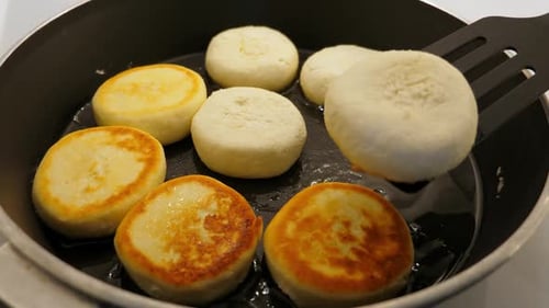 Cooking Cheesecakes on Frying Pan