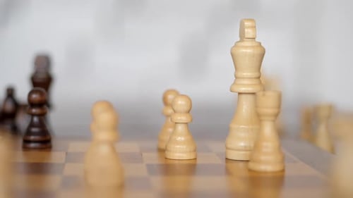 Yuriy Schachfiguren. Schachbrett aus einem harten Strategie-Logikspiel.