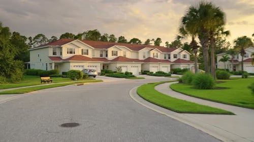 Aussichtspunkt: Autofahren auf der American Street zwischen Mehrfamilienhäusern in Florida