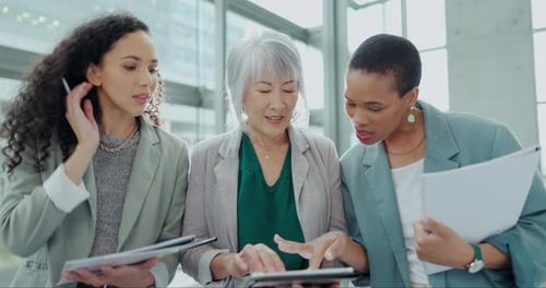 Tablet, planejamento e trabalho em equipe com empresários no escritório para discussão digital e feedback