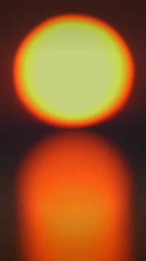 Un reflet de coucher de soleil à couper le souffle et époustouflant peut être vu sur l'eau tranquille