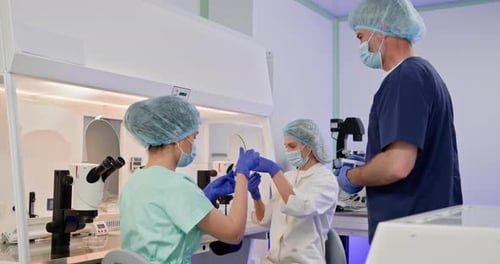 Embriólogos que realizan fertilización artificial en un entorno de laboratorio