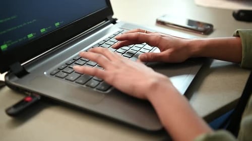 Computerprogrammiererin arbeitet am Laptop
