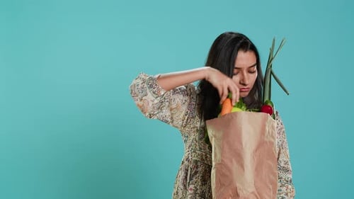 Persona con una vida sostenible que inspecciona alimentos